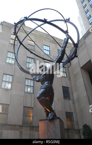 Atlas Statue von Lee Lawrie vor dem Rockefeller Center in Manhattan Stockfoto