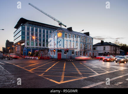Die Stadt Cork, Cork, Irland. 30. November 2018. Am frühen Morgen an der Kreuzung von Albert Quay und der Albert Street mit der Sextant Bar ist über shadowe Stockfoto