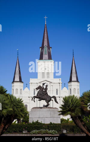 USA, Louisiana, New Orleans, French Quarter, Jackson Square, St. Louis Cathedral und Andrew Jackson statue Stockfoto