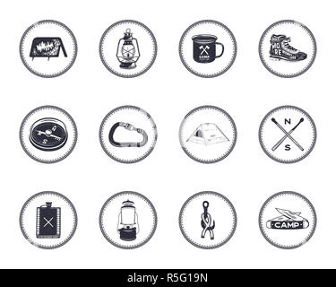 Satz von 12 Camping silhouette Icons und Symbole. Wanderausrüstung Elemente - Zelt, Boot, Laterne, Kompass. Lieferbar Abenteuer Embleme isoliert. Gut für T-Shirt, Tassen, andere Identität Stockfoto