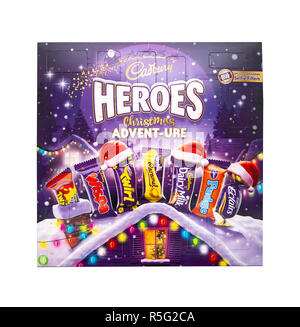 SWINDON, UK - Dezember 1, 2018: Cadburys Helden Weihnachten Advent-ure Adventskalender auf einem weißen Hintergrund. Stockfoto