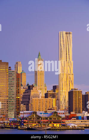 USA, New York, Manhattan, Manhattan, dem höchsten Gebäude ist Beekman Tower oder 8 Spruce Street, mit Woolworth Building auf der linken Seite, über den East River Stockfoto