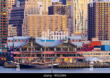 USA, New York, Manhattan, Manhattan über den East River, South Street Seaport, Pier 17 Stockfoto