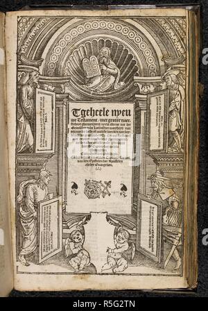 Titelseite des Neuen Testaments. Den Bybel, etc. [mit Holzschnitten.]. Antwerpen, 1538. Quelle: 3041. g 6 Titelseite. Sprache: Holländisch. Stockfoto
