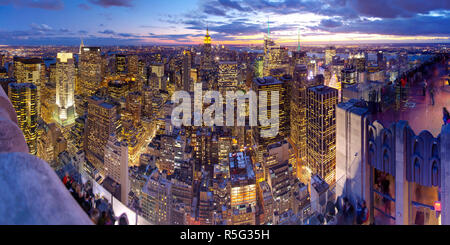 Manhattan Blick Richtung Empire State Building bei Sonnenuntergang von der Spitze des Felsens, am Rockefeller Plaza, New York, USA Stockfoto