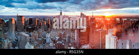 Manhattan Blick Richtung Empire State Building bei Sonnenuntergang von der Spitze des Felsens, am Rockefeller Plaza, New York, USA Stockfoto