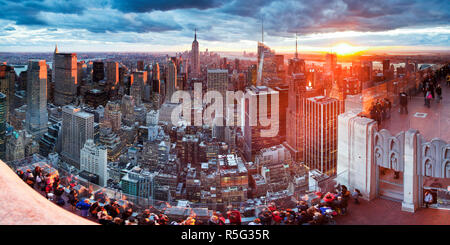 Manhattan Blick Richtung Empire State Building bei Sonnenuntergang von der Spitze des Felsens, am Rockefeller Plaza, New York, USA Stockfoto