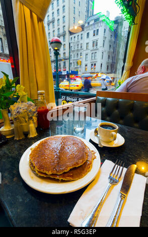 USA, New York, Manhattan, Midtown, 7. Avenue, Park Cafe, Pfannkuchen mit Ahornsirup Stockfoto