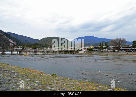 Togetsukyo Brücke (Kreuzung Mond Brücke), die unglaubliche Aussicht auf die Hozu Fluss und Wald bedeckten Hügel jenseits, Arashiyama, Kyoto, Japan Stockfoto