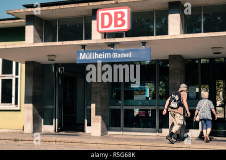 Mullheim, Baden-Württemberg, Deutschland - 30. JULI 2018: Senior paar Eingabe der Mullheim Bahnhof. Mann mit Rucksack. Region Südwest von Germ Stockfoto