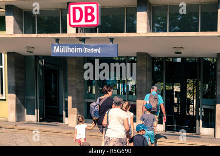 Mullheim, Baden-Württemberg, Deutschland - 30. JULI 2018: Familie, Großeltern, Mutter und Kinder, Eingabe des Mullheim Bahnhof mit Rucksäcken. Stockfoto