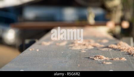 Staub in der Nähe auf einer Bank in einer Baustelle in der Sonne Stockfoto