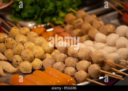 Spieße Anzeige Thai Street Food Hintergrund Schwein und Huhn Frikadellen, Thailand Stockfoto