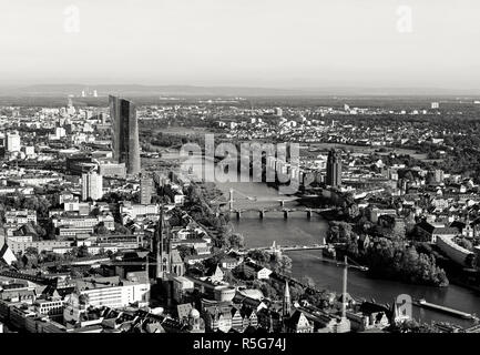 Blick auf Frankfurt an einem bewölkten Herbstnachmittag erhöht. Retro getönt. Stockfoto