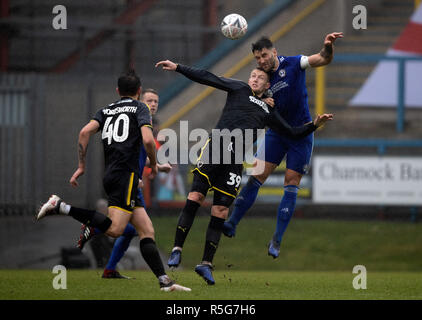 FC Halifax Town Matty Braun (rechts) springt für den Ball gegen AFC's Wimbledon Joe Pigott (Mitte) während der Emirate FA-Cup, zweite Runde an der Shay, Halifax. Stockfoto