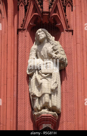 Saint James die weniger Statue auf dem Portal der Marienkapelle in Würzburg, Bayern, Deutschland Stockfoto