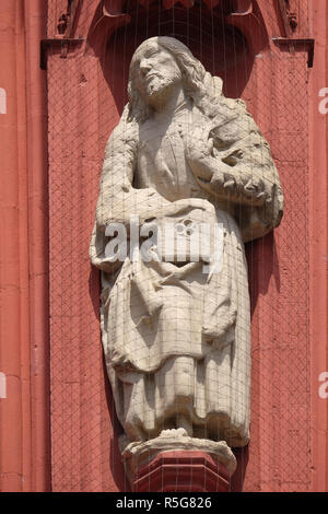 Saint James die weniger Statue auf dem Portal der Marienkapelle in Würzburg, Bayern, Deutschland Stockfoto