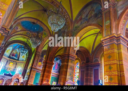 Innenraum der georgisch-orthodoxen Kathedrale der Mutter Gottes in Batumi in der Autonomen Republik Adscharien, Georgia. Stockfoto