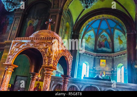 Innenraum der georgisch-orthodoxen Kathedrale der Mutter Gottes in Batumi in der Autonomen Republik Adscharien, Georgia. Stockfoto