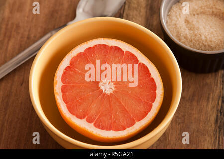 Schneiden Sie frisches rosa Grapefruit zum Frühstück serviert. Stockfoto