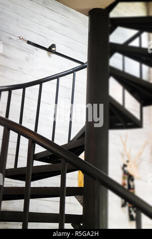 Dunklem Eisen metall Wendeltreppe Stockfoto