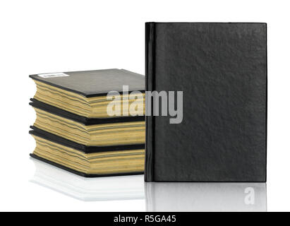 Schwarzes Buch ist die Verlegung mit Schatten auf weißem Hintergrund Stockfoto