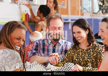 Verspielte Paare teilen ein Mittagessen Stockfoto