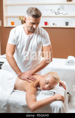 Gutaussehenden Masseur, Massage, schöne blonde Frau in Spa Stockfoto