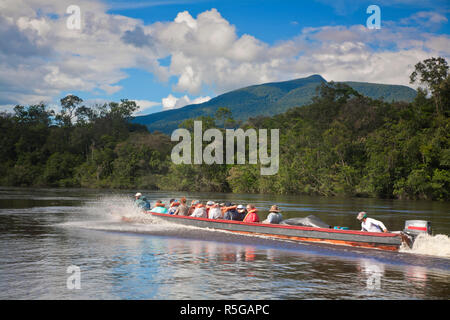 Venezuela, Guayana, Canaima National Park, Touristen auf Bootsfahrt zum Salto Angel. Stockfoto