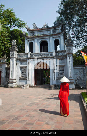 Mädchen, die Ao Dai Kleid, Tempel der Literatur, Hanoi, Vietnam (MR) Stockfoto