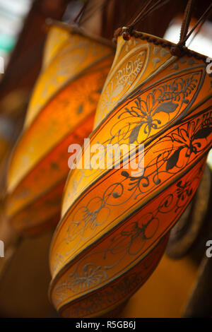 Lampen im Bamboo Bar, Sofitel Metropole Legend Hotel, Hanoi, Vietnam Stockfoto