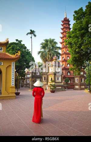 Mädchen mit Ao Dai Kleid, Tran Quoc Pagode, West Lake (Ho Tay), Hanoi, Vietnam (MR) Stockfoto