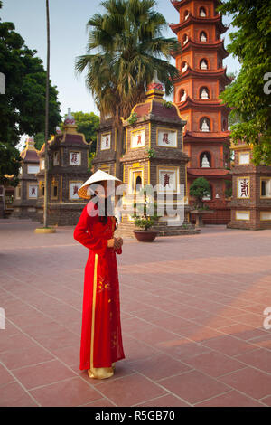 Mädchen mit Ao Dai Kleid, Tran Quoc Pagode, West Lake (Ho Tay), Hanoi, Vietnam (MR) Stockfoto