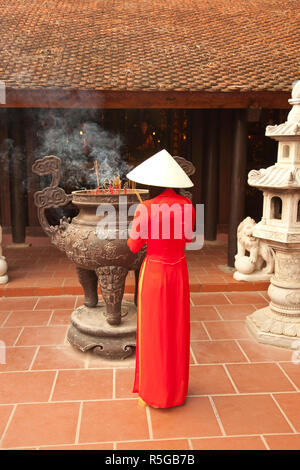 Mädchen mit Ao Dai Kleid, Tran Quoc Pagode, West Lake (Ho Tay), Hanoi, Vietnam (MR) Stockfoto