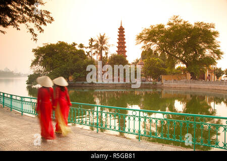 Mädchen, die Ao Dai Kleid, Tran Quoc Pagode, West Lake (Ho Tay), Hanoi, Vietnam (MR) Stockfoto