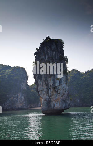 Karst Rock Island in der Halong Bay, Vietnam Stockfoto