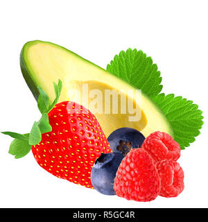 Avocado und Beeren mit Blatt isoliert auf weißem Stockfoto