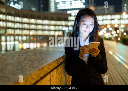 Asiatische Geschäftsfrau Nutzung des Mobiltelefons Stockfoto