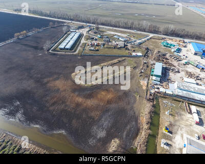 Blick von oben auf einen kleinen Tank Farm. Lagerung von Kraftstoff und Schmiermittel. Stockfoto