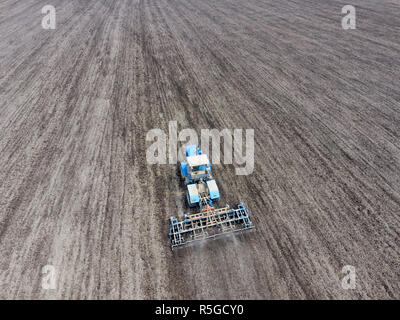 Anbau des Bodens für die Aussaat von Getreide. Traktor Pflügen des Bodens auf dem Feld Stockfoto