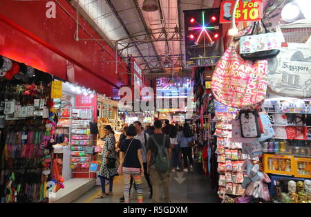 Menschen besuchen die Bugis Street Shopping Arcade Singapur Stockfoto