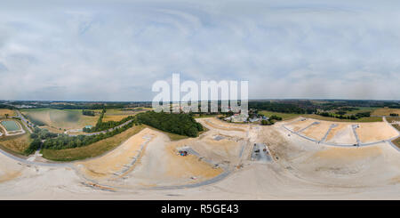 360 Grad Panorama Ansicht von 360°-Panorama eines Rückhaltebeckens am Rande einer neuen Entwicklung neben einer Landstraße in Deutschland, im Flug mit der Drohne getroffen.