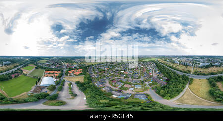 360 Grad Panorama Ansicht von 360 Grad Panorama von einem Vorort einer deutschen Industriestadt mit Einfamilienhäusern und Wolkenkratzer, am Rand der Autobahn und mit Sport zu