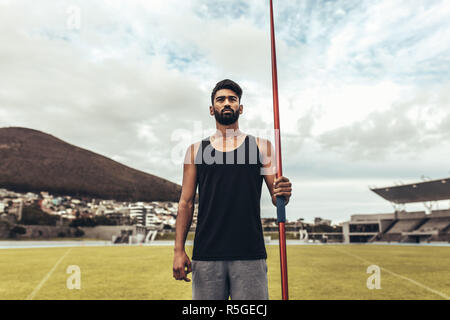 Athleten in einem Leichtathletik Stadion mit einem Speer. Athlet Training im Speerwurf in einer Masse. Stockfoto