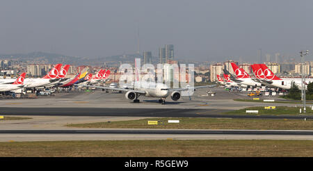 ISTANBUL, Türkei - 05. AUGUST 2018: Flugzeuge in aprone der Flughafen Istanbul Atatürk. Stockfoto