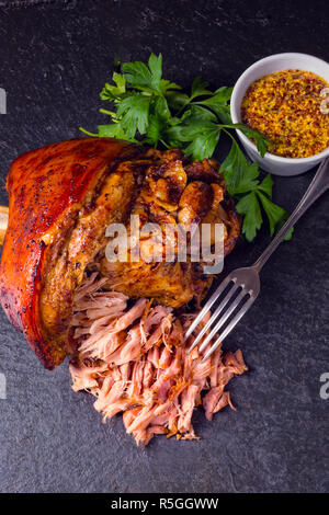 Frisch gebratene Schweinshaxe mit Senf Stockfoto