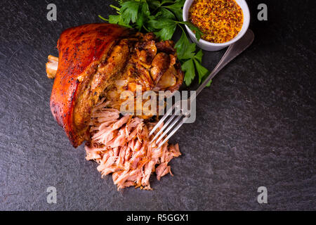 Frisch gebratene Schweinshaxe mit Senf Stockfoto