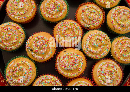 Blick auf Weihnachten Muffins mit kleinen Kugeln von Zucker Stockfoto