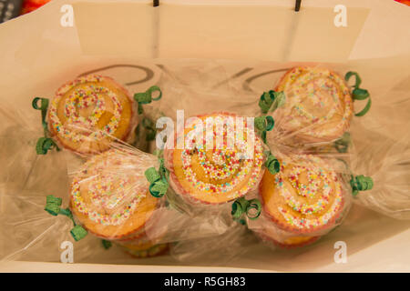 Blick auf Weihnachten Muffins mit kleinen Kugeln von Zucker Stockfoto