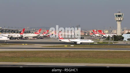 ISTANBUL, Türkei - 05. AUGUST 2018: Flugzeuge in aprone der Flughafen Istanbul Atatürk. Stockfoto